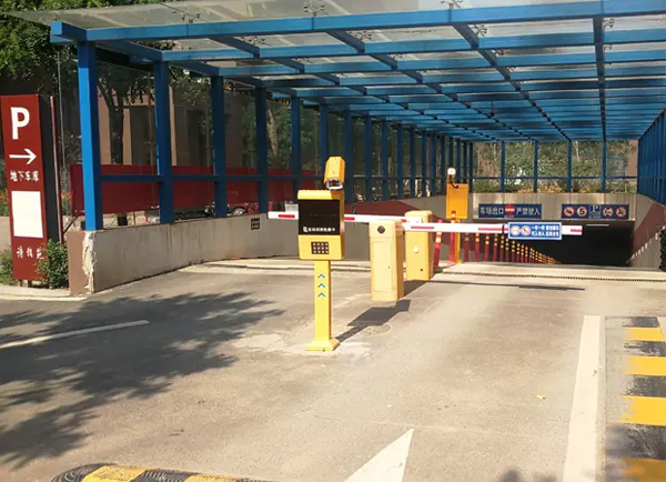 车牌识别系统设备进行不断更新和不断检测